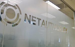 Decal mo dan kinh van phong